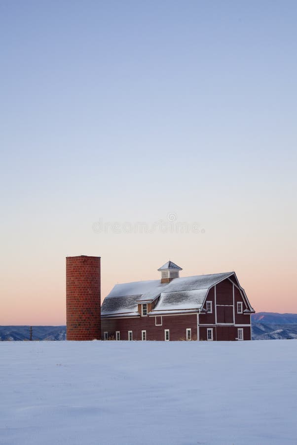 Roter Stall des vertikalen Bildes mit dem Feld schneebedeckt im Winter stockbild Roter Stall des vertikalen Bildes mit dem Feld schneebedeckt im Winter stockbild