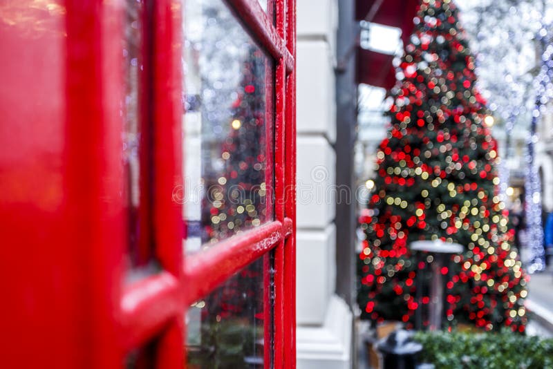 Roter Telefonkasten Londons und Weihnachtsbaum lizenzfreies stockbild Roter Telefonkasten Londons und Weihnachtsbaum lizenzfreies stockbild