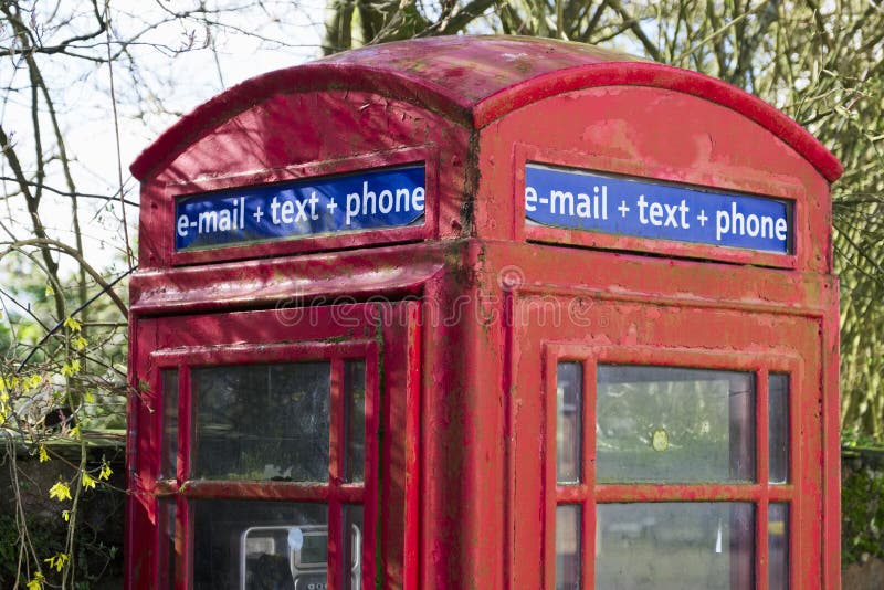 Rote Telefonkabine für E-Mail-Text und Telefonrückwärtskommunikation