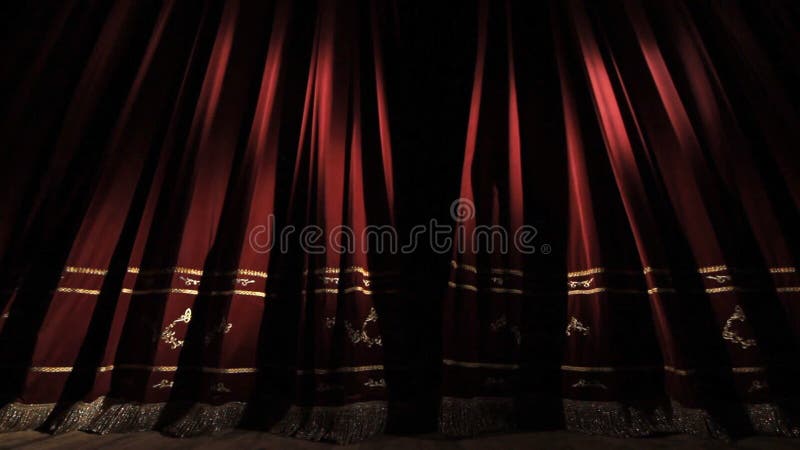 Roter Theatervorhang öffnet sich Ansicht der dunklen Szene