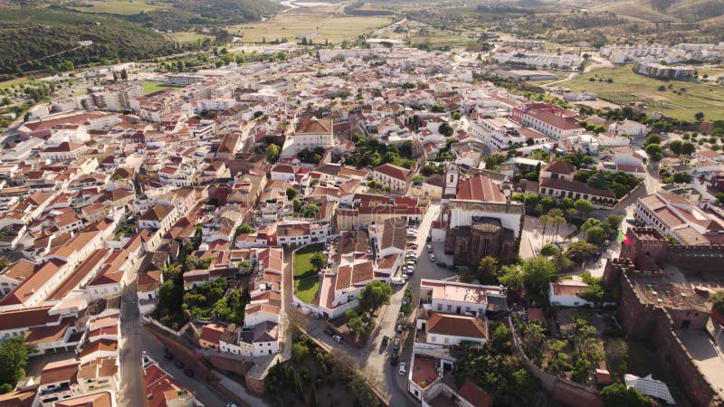 Roterende luchtfoto van het historische centrum van de bergen in de portugese regio algarve.