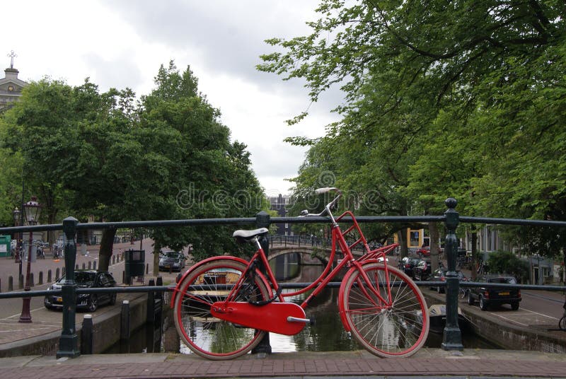 Rotes Fahrrad Auf AmsterdamBrücke über Kanal