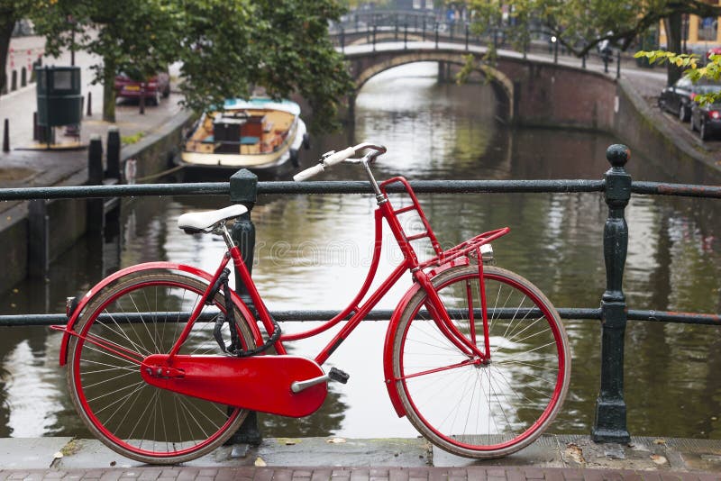 Rotes Fahrrad Auf Einer Brücke In Amsterdam Stockbild