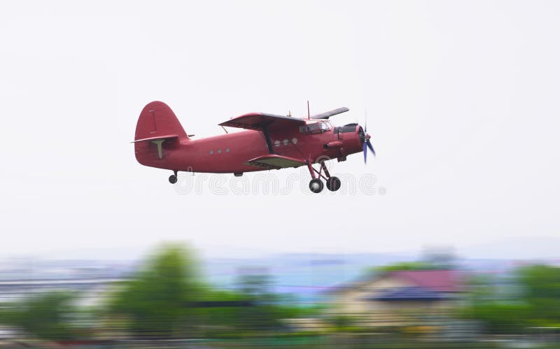 Rotes Flugzeugfliegen der Weinlese stockbilder Rotes Flugzeugfliegen der Weinlese stockbilder