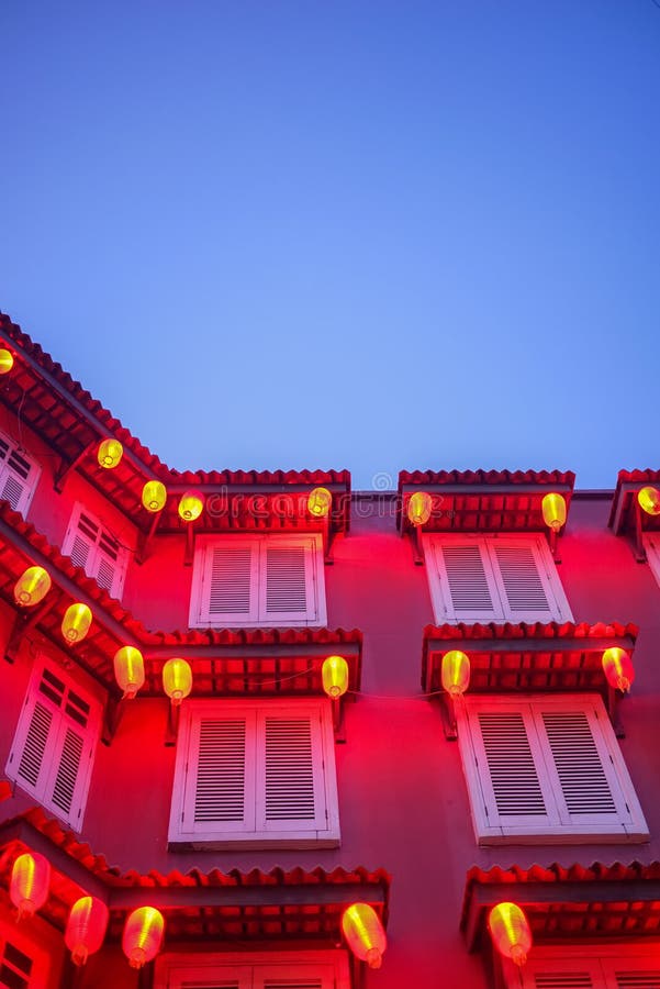Rotes Gebäude und Laterne während der blauen Stunde lizenzfreie stockbilder Rotes Gebäude und Laterne während der blauen Stunde lizenzfreie stockbilder