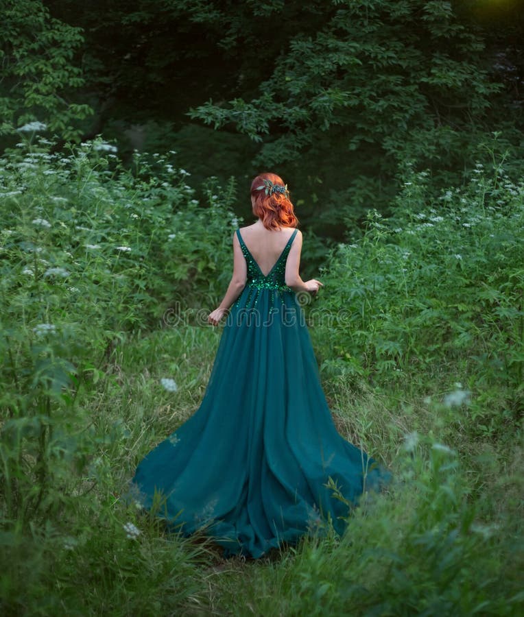 Rotes hait Mädchen geht zum Wald, der mit ansehnlichem zurück zu der Kamera steht stockfoto Rotes hait Mädchen geht zum Wald, der mit ansehnlichem zurück zu der Kamera steht stockfoto