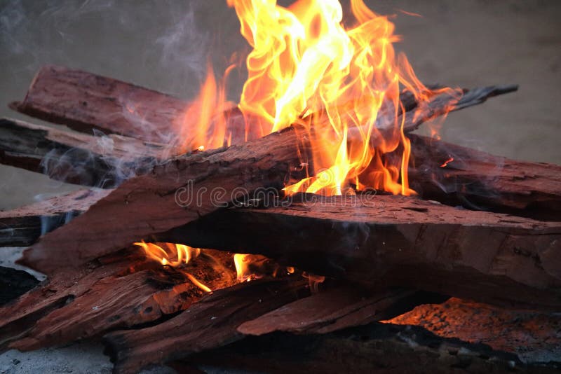 ROTES HARTHOLZ-FEUER MIT WIRBELNDEN FLAMMEN UND BÜNDELN DES RAUCHES stockfotos ROTES HARTHOLZ-FEUER MIT WIRBELNDEN FLAMMEN UND BÜNDELN DES RAUCHES stockfotos