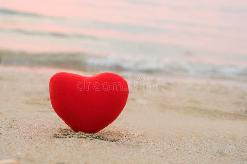 Rotes Herz Auf Dem Strand Stockbild Bild Von Sand Ruhe