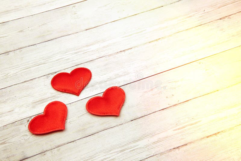 Rotes Herz auf hölzernem Hintergrund mit Licht Valentinsgruß-und der 8. März Mutter-Frauen Tageskonzept lizenzfreie stockfotos Rotes Herz auf hölzernem Hintergrund mit Licht Valentinsgruß-und der 8. März Mutter-Frauen Tageskonzept lizenzfreie stockfotos