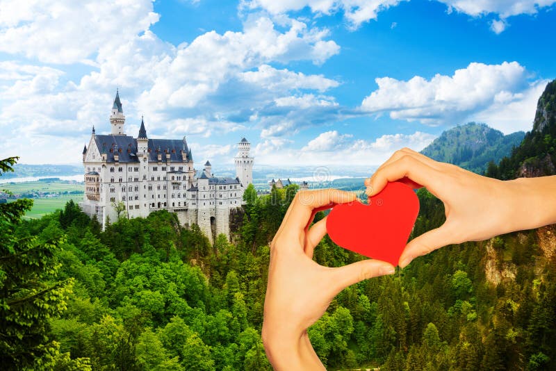 Rotes Herz des Handgriffs über Neuschwanstein-Schloss