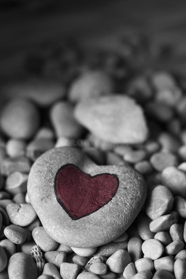 Rotes Herz Auf Einen Stein Stockfoto Bild von haupt, liebe