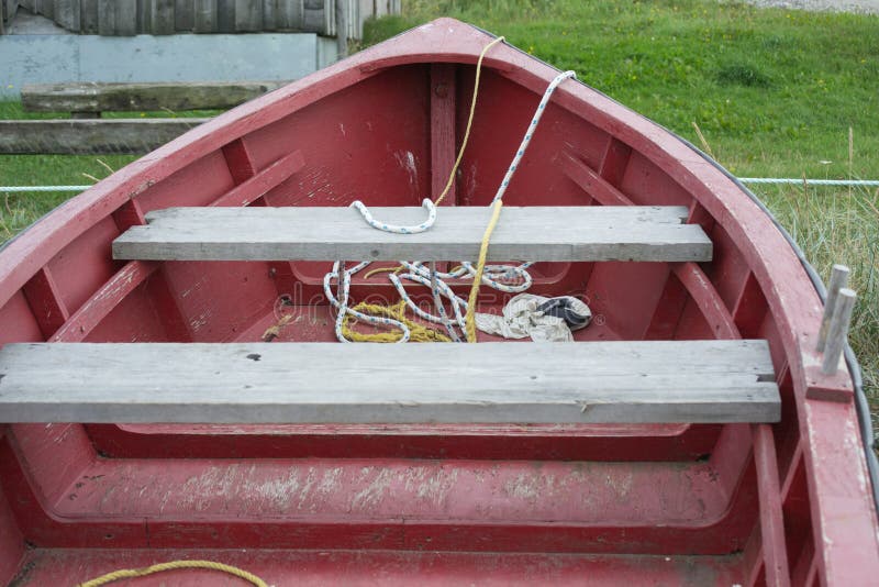 Rotes hölzernes Fischerboot-rotes und gelbes Seil stockbild Rotes hölzernes Fischerboot-rotes und gelbes Seil stockbild