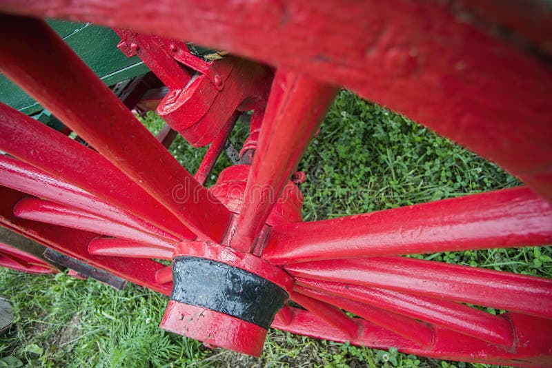 Rotes hölzernes spoked Lastwagenrad lizenzfreie stockfotos Rotes hölzernes spoked Lastwagenrad lizenzfreie stockfotos