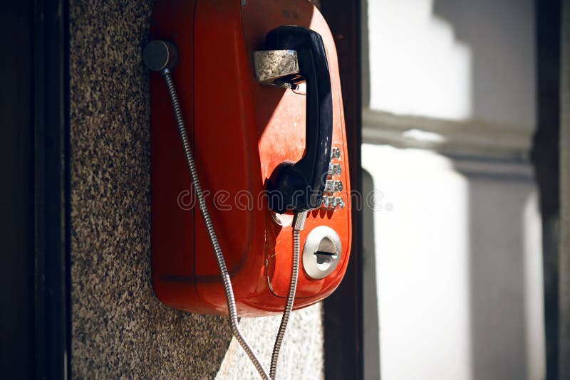 Rotes Retro- Telefon der Straße, verfügbar für jeder stockfotos Rotes Retro- Telefon der Straße, verfügbar für jeder stockfotos