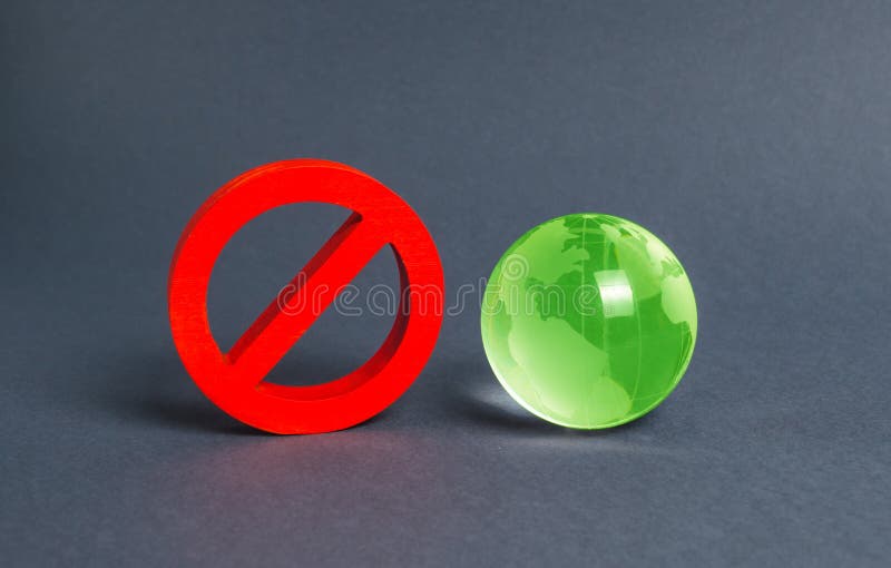 Rotes Untersagungssymbol NO und grüne Erdkugel. Verbote, Hindernisse und Zensur, Gegner stockfotografie Rotes Untersagungssymbol NO und grüne Erdkugel. Verbote, Hindernisse und Zensur, Gegner stockfotografie