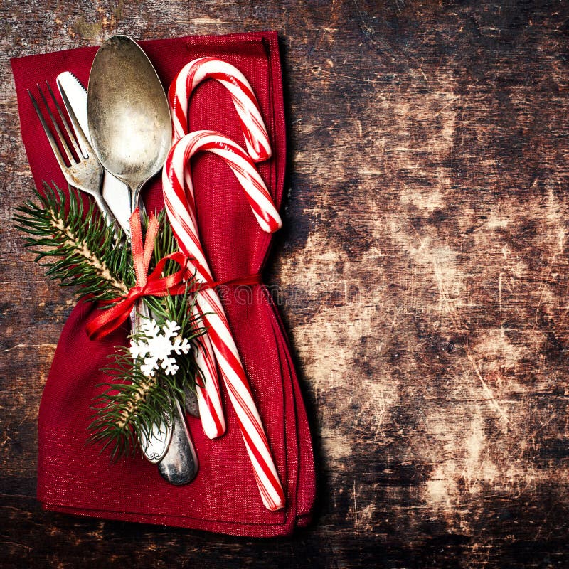 Rotes Weihnachtstabellengedeck mit copyspace Weihnachtenhol lizenzfreie stockbilder Rotes Weihnachtstabellengedeck mit copyspace Weihnachtenhol lizenzfreie stockbilder