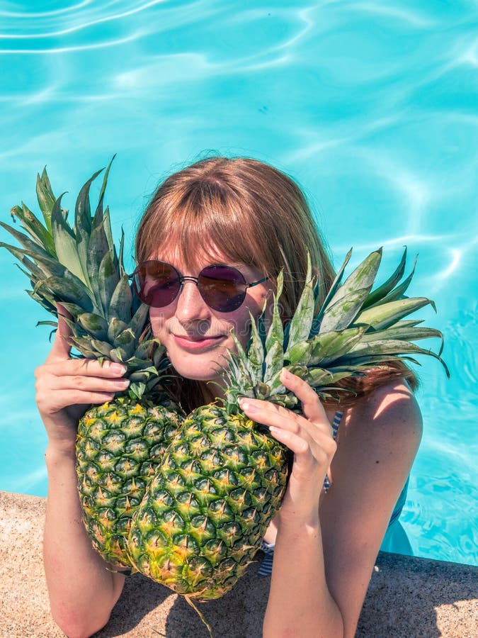 Beobachte zwei rothaarige Lesben am Pool Beobachte zwei rothaarige Lesben am Pool