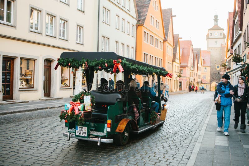 Rothenburg obder Tauber, Tyskland, December 30, 2016: Tur på den dekorerade bilen Underhållning av turister under royaltyfria bilder Rothenburg obder Tauber, Tyskland, December 30, 2016: Tur på den dekorerade bilen Underhållning av turister under royaltyfria bilder