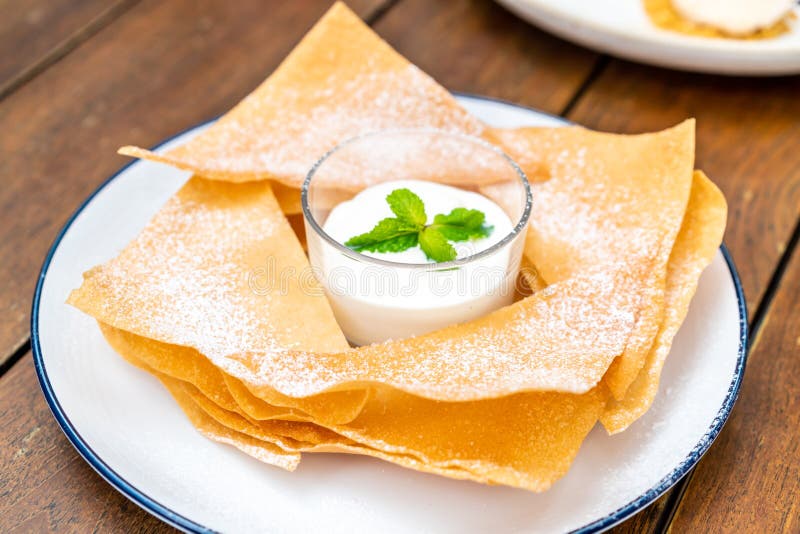 roti curruscante con leche y la salsa de chocolate blanca foto de archivo libre de regalías roti curruscante con leche y la salsa de chocolate blanca foto de archivo libre de regalías