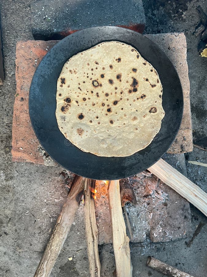 https://thumbs.dreamstime.com/b/roti-indian-flat-bread-getting-cooked-temporary-chulha-top-view-indian-roti-tawa-skillet-fire-275558071.jpg