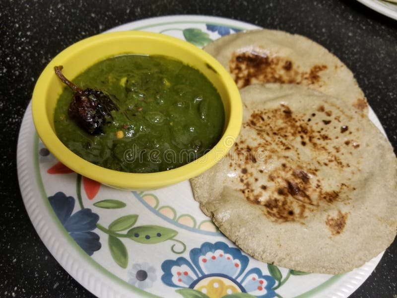 Roti ki bajare saag ka Sarson стоковые изображения
