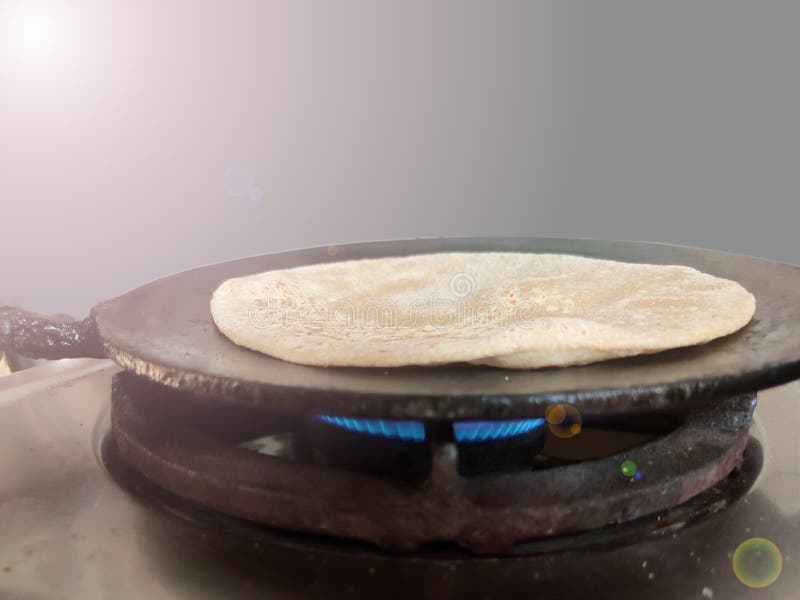 https://thumbs.dreamstime.com/b/roti-making-process-baking-tawa-chapati-banking-griddle-gas-stove-200010676.jpg