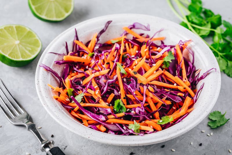 Rotkohl Und Karotte Slaw-Salat Mit Koriander- Und Sesamsamen Stockfoto ...