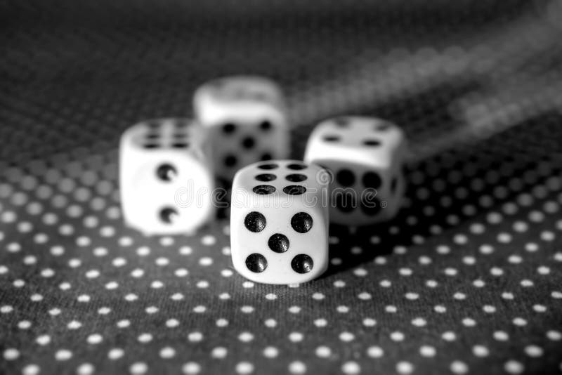 Rotolamento del concetto dei dadi per il rischio d'impresa, la probabilità, la buona fortuna o giocare