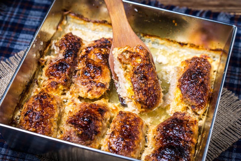 Rotoli della carne di maiale con formaggio immagini stock libere da diritti Rotoli della carne di maiale con formaggio immagini stock libere da diritti