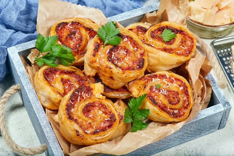 Rotoli della pizza della pasta sfoglia con il prosciutto ed il formaggio immagine stock Rotoli della pizza della pasta sfoglia con il prosciutto ed il formaggio immagine stock