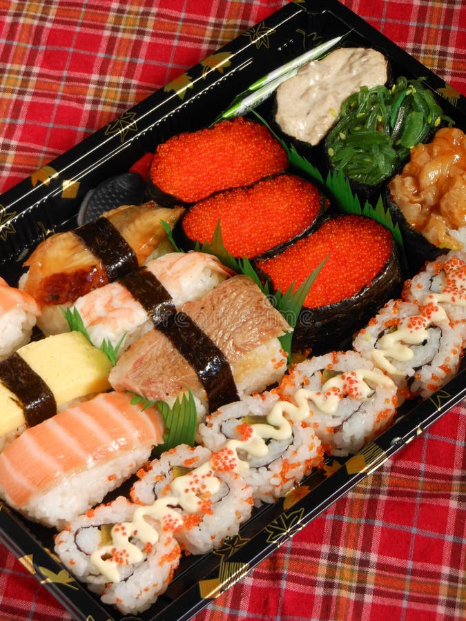 Rotoli di color salmone dell'arcobaleno del rotolo del vassoio assortito dei sushi fotografia stock Rotoli di color salmone dell'arcobaleno del rotolo del vassoio assortito dei sushi fotografia stock