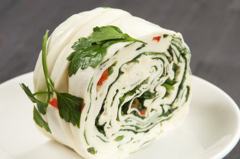 Rotolo di formaggio bianco (brynza) con verdure fotografia stock libera da diritti