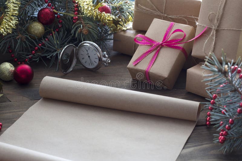Rotolo di vecchi regali di Natale della pergamena fotografia stock Rotolo di vecchi regali di Natale della pergamena fotografia stock