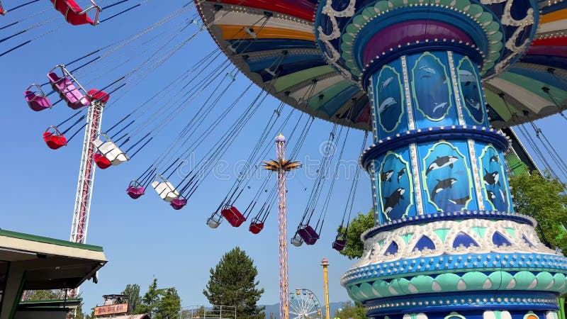 Rotonda di carousel. il giro di attrazioni nel parco e l'intrattenimento per adulti e bambini estremi