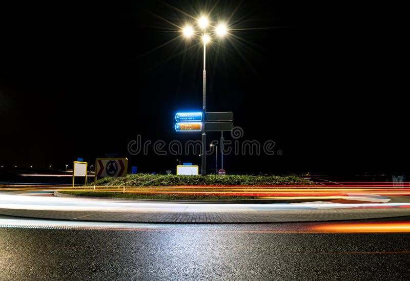 Rotonda di notte fotografie stock Rotonda di notte fotografie stock