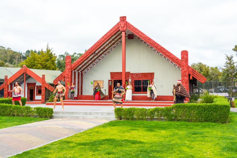 ROTORUA, ΝΕΑ ΖΗΛΑΝΔΊΑ - 10 ΟΚΤΩΒΡΊΟΥ 2018: Maori χορευτές Tamaki στο παραδοσιακό φόρεμα στο θερμικό πάρκο Whakarewarewa στοκ φωτογραφία ROTORUA, ΝΕΑ ΖΗΛΑΝΔΊΑ - 10 ΟΚΤΩΒΡΊΟΥ 2018: Maori χορευτές Tamaki στο παραδοσιακό φόρεμα στο θερμικό πάρκο Whakarewarewa στοκ φωτογραφία