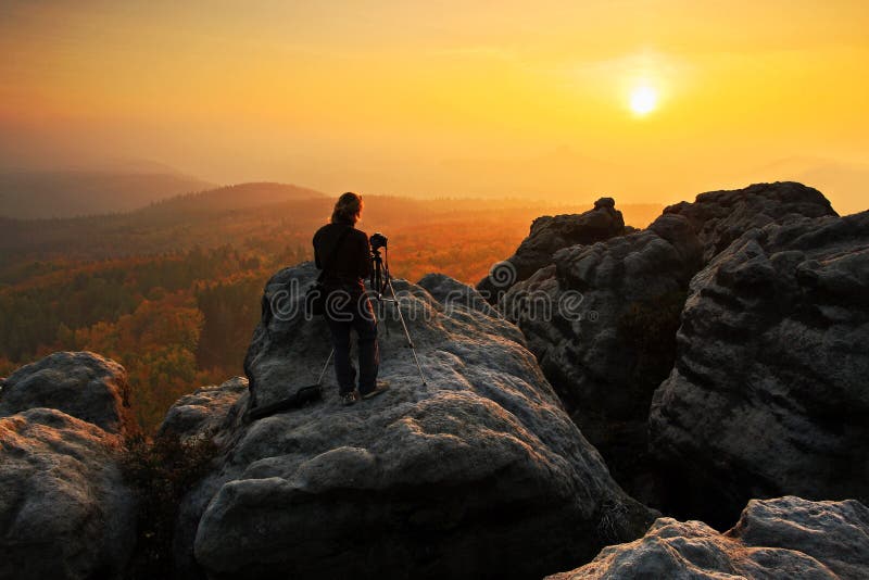 Rotsachtig landschap met fotograaf tijdens de herfst Mooi landschap met steen Zonsondergang in Tsjechisch nationaal park Ceske Sv royalty-vrije stock foto Rotsachtig landschap met fotograaf tijdens de herfst Mooi landschap met steen Zonsondergang in Tsjechisch nationaal park Ceske Sv royalty-vrije stock foto