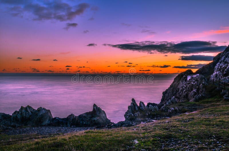 Rotsachtige zonsondergang bij de rand van het eiland royalty-vrije stock foto's Rotsachtige zonsondergang bij de rand van het eiland royalty-vrije stock foto's