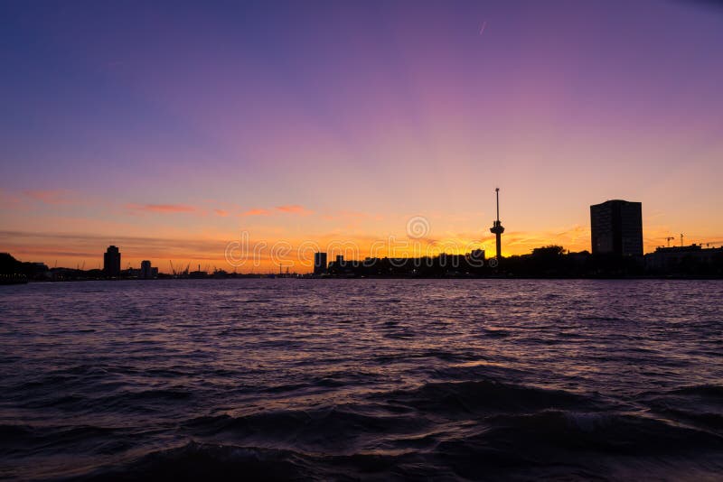 Rotterdam haven bij magenta gekleurde zonsondergang: visie op het Euromast- en Delfshaven-gebied Harbour-kranen op grote afstand royalty-vrije stock fotografie Rotterdam haven bij magenta gekleurde zonsondergang: visie op het Euromast- en Delfshaven-gebied Harbour-kranen op grote afstand royalty-vrije stock fotografie