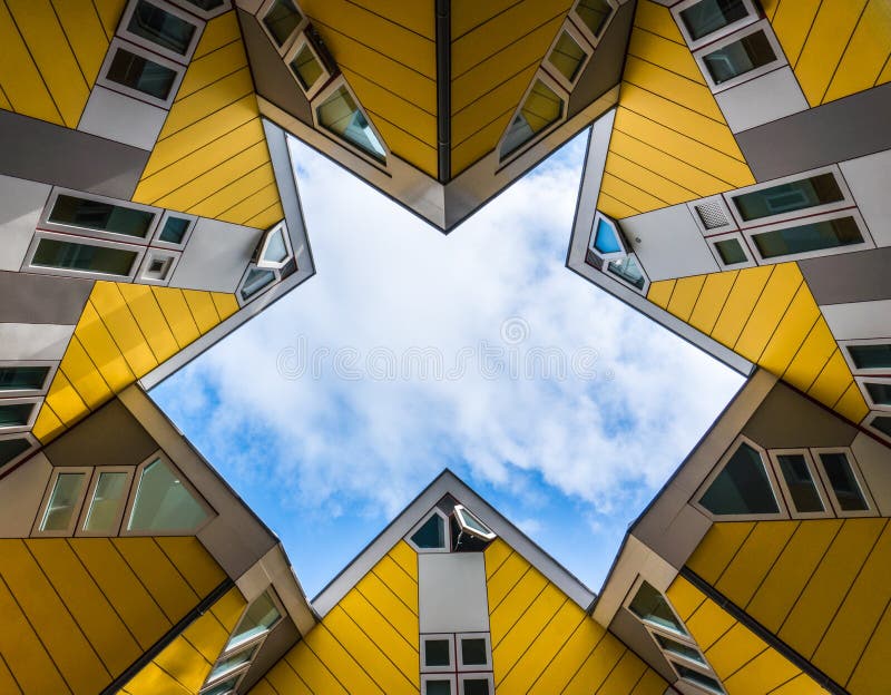 ROTTERDAM holandie - AUG 25, 2018: Simmetry migot między Żółtymi Kubicznymi domami i mieszkaniami w Rotterdam _ obraz royalty free ROTTERDAM holandie - AUG 25, 2018: Simmetry migot między Żółtymi Kubicznymi domami i mieszkaniami w Rotterdam _ obraz royalty free