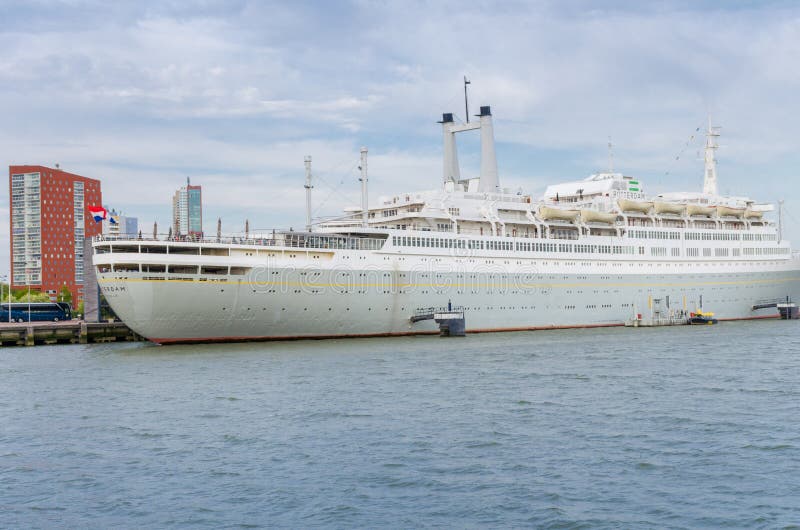 Rotterdam, 30 Nederland-April, 2017: De 228 meter SS Rotterdam, vroeger vlaggeschip van de lijn Holland-Amerika Buiten dienst stock fotografie Rotterdam, 30 Nederland-April, 2017: De 228 meter SS Rotterdam, vroeger vlaggeschip van de lijn Holland-Amerika Buiten dienst stock fotografie