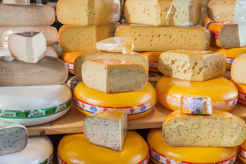 Rotterdam, Países Baixos - 26 de abril de 2017: Loja do queijo no mercado M foto de stock Rotterdam, Países Baixos - 26 de abril de 2017: Loja do queijo no mercado M foto de stock