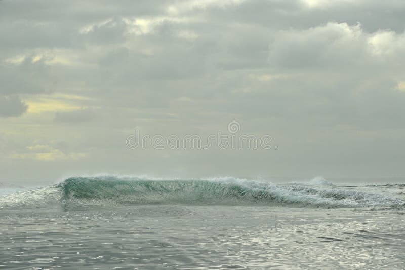 Rottura potente delle onde di oceano Wave sulla superficie dell'oceano immagini stock libere da diritti Rottura potente delle onde di oceano Wave sulla superficie dell'oceano immagini stock libere da diritti