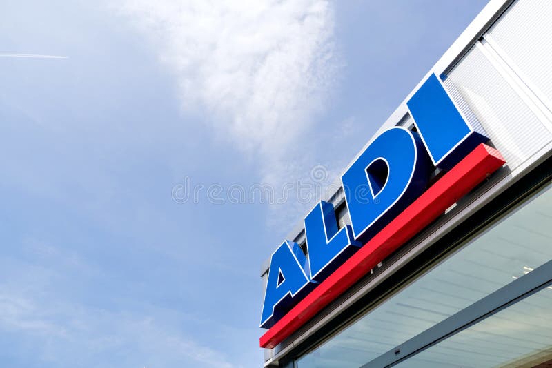 Sinalização Aldi na filial foto de stock royalty free