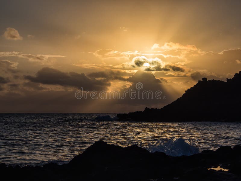 Roturas de la onda de la salida del sol en la roca, Pantelleria, Italia imagenes de archivo Roturas de la onda de la salida del sol en la roca, Pantelleria, Italia imagenes de archivo