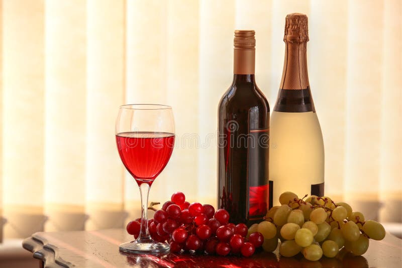 Rotwein, Champagner und Trauben stockfotos Rotwein, Champagner und Trauben stockfotos
