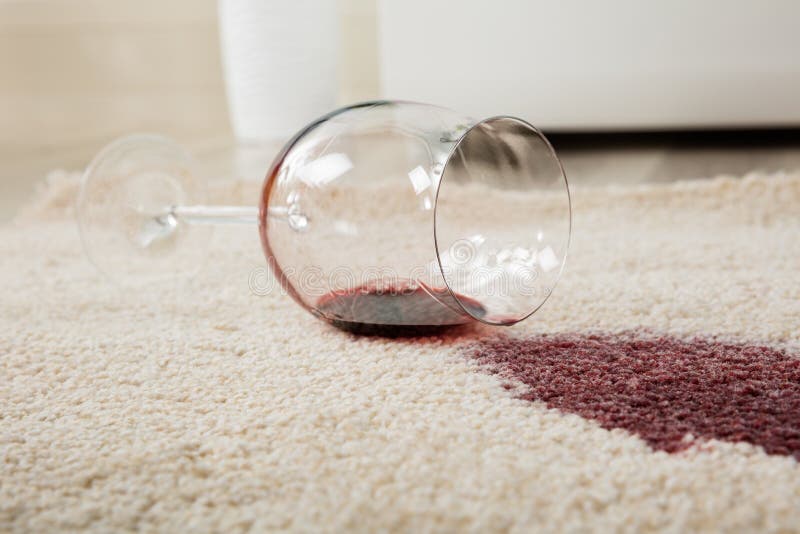 Rotwein lief Glas auf Teppich über stockfoto Rotwein lief Glas auf Teppich über stockfoto