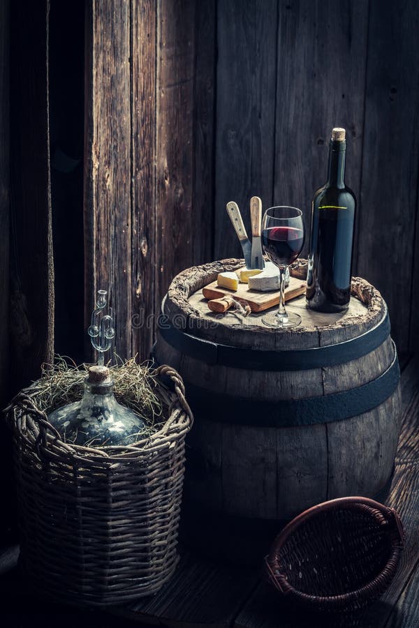Rotwein mit Käse und Korbflasche im Keller stockbilder Rotwein mit Käse und Korbflasche im Keller stockbilder