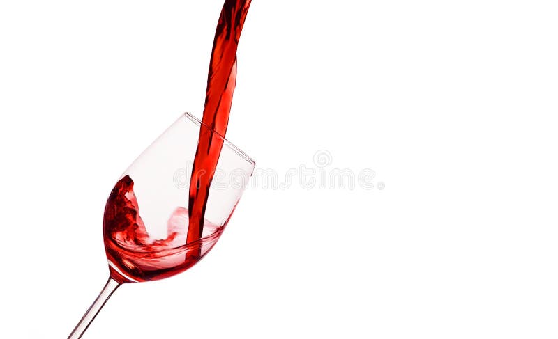 Rotwein wird in ein Weinglas gegossen