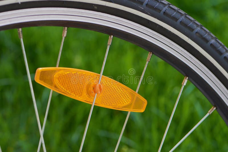 Roue de vélo coupée avec le réflecteur orange images libres de droits Roue de vélo coupée avec le réflecteur orange images libres de droits